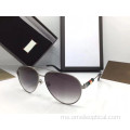 Lelaki Memakai Sunglasses Cat Eye Shaped